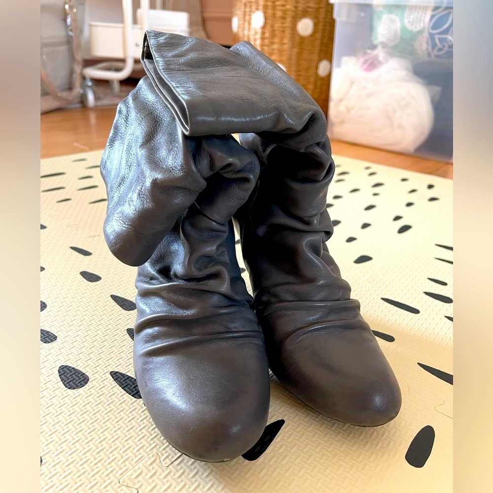 Arturo Chiang grey leather ankle boots.